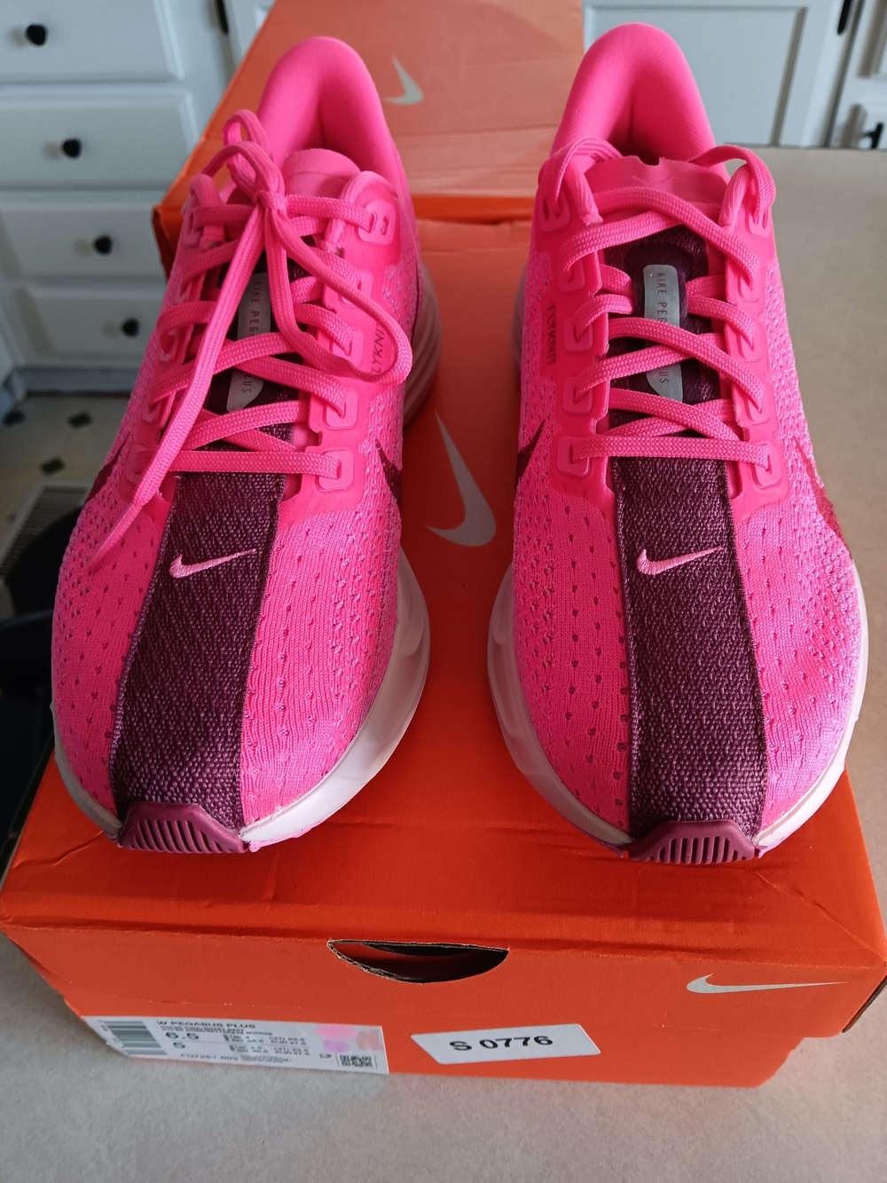 Womens Nike Pegasus Plus Size 6.5. Brand New.